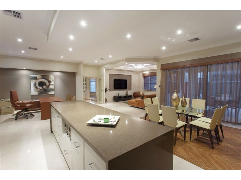 12 Bruny Meander, Wandi WA 6167