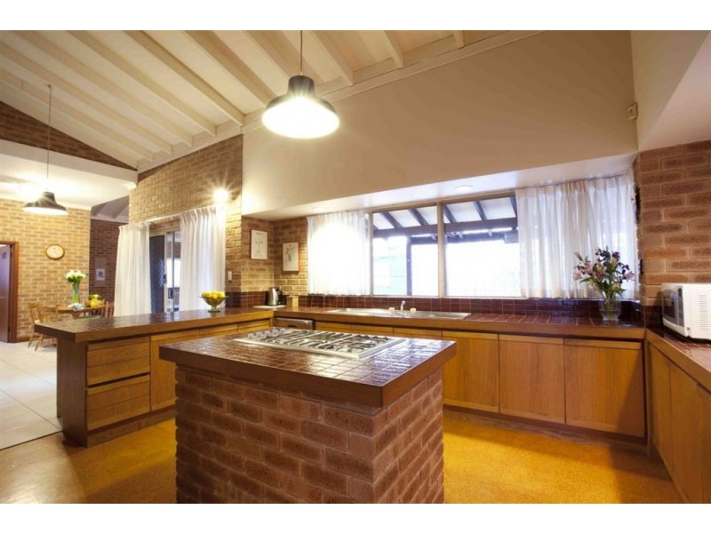 11 Arnold Cr, Kardinya WA 6163