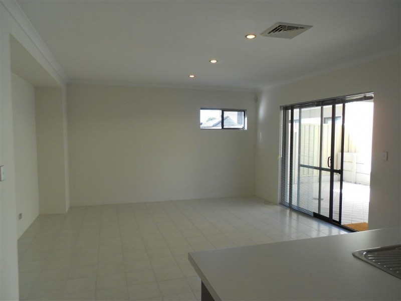 16C Lowes St, Cloverdale WA 6105