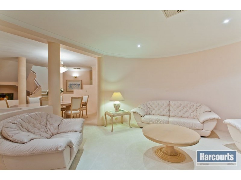 16 Rossiter Way, Winthrop WA 6150