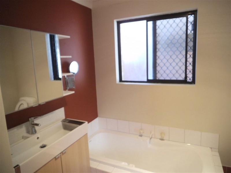 1/12 Stephen St, Queens Park WA 6107