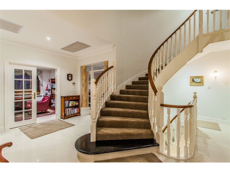 13 Neumann Gr, Winthrop WA 6150