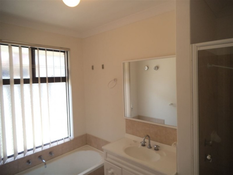 9/11 Herndon Close, Cannington WA 6107