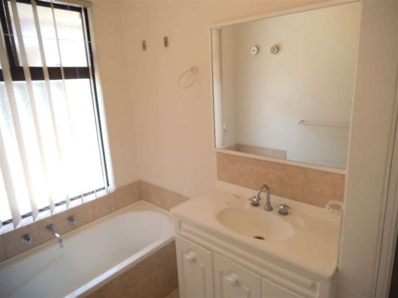 9/11 Herndon Close, Cannington WA 6107