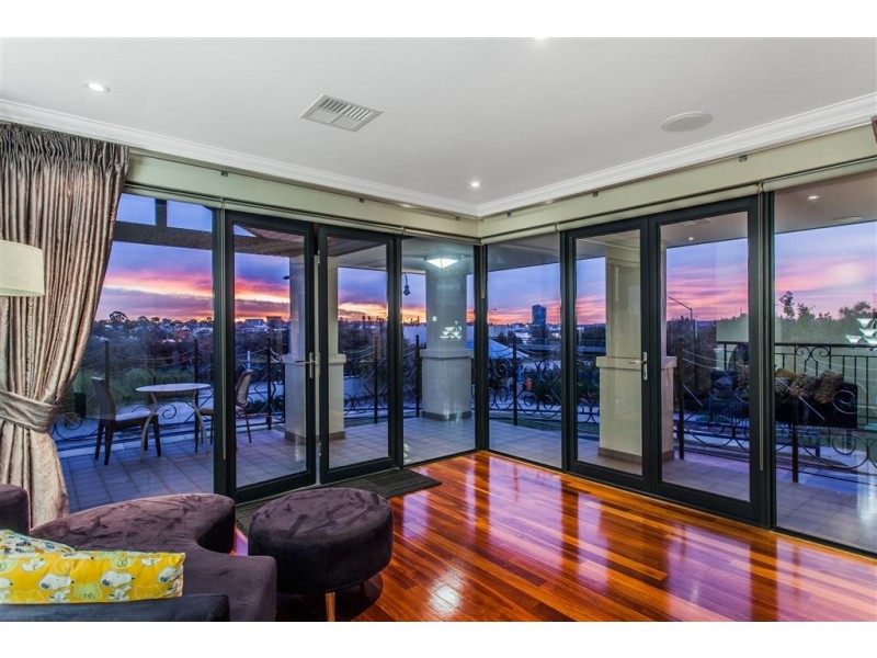 1 Stitfold Promenade, Salter Point WA 6152