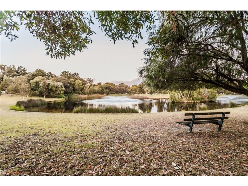 2 Luks Cove, Winthrop WA 6150