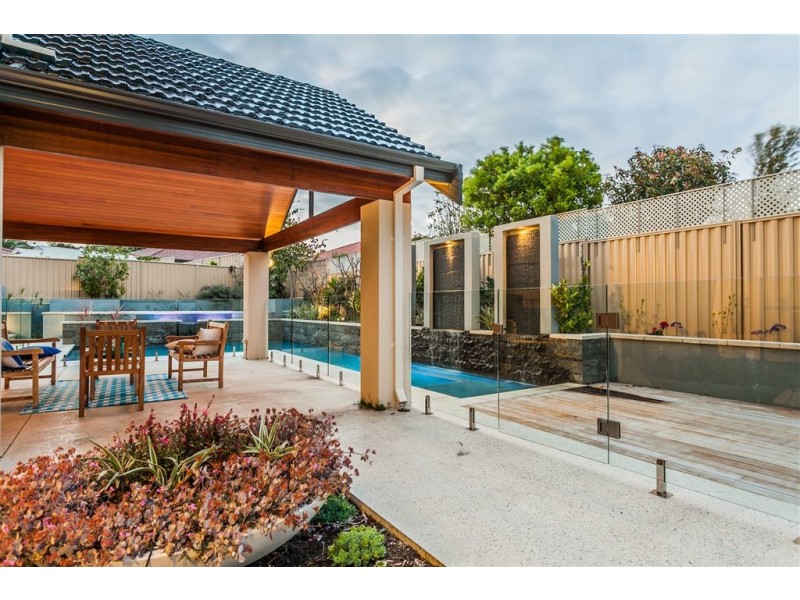 2 Luks Cove, Winthrop WA 6150