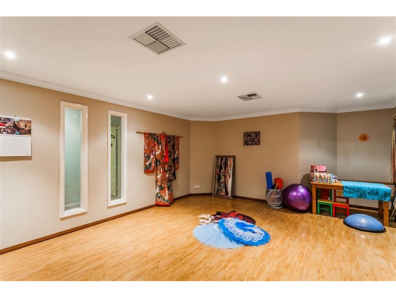 32 Sinclair Crescent, Winthrop WA 6150