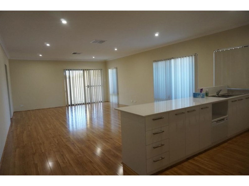 192 Station St, East Cannington WA 6107