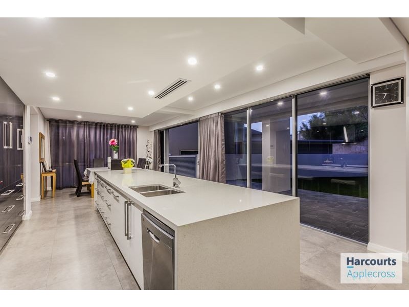 6 Algarve Way, Hillarys WA 6025