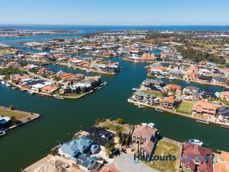 9 Eunamara Rtt, Halls Head WA 6210