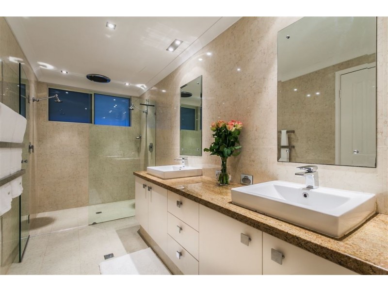 18 Sutherland Cr, Winthrop WA 6150