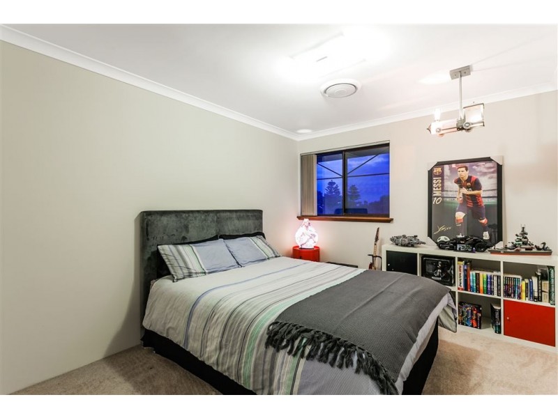 18 Sutherland Cr, Winthrop WA 6150