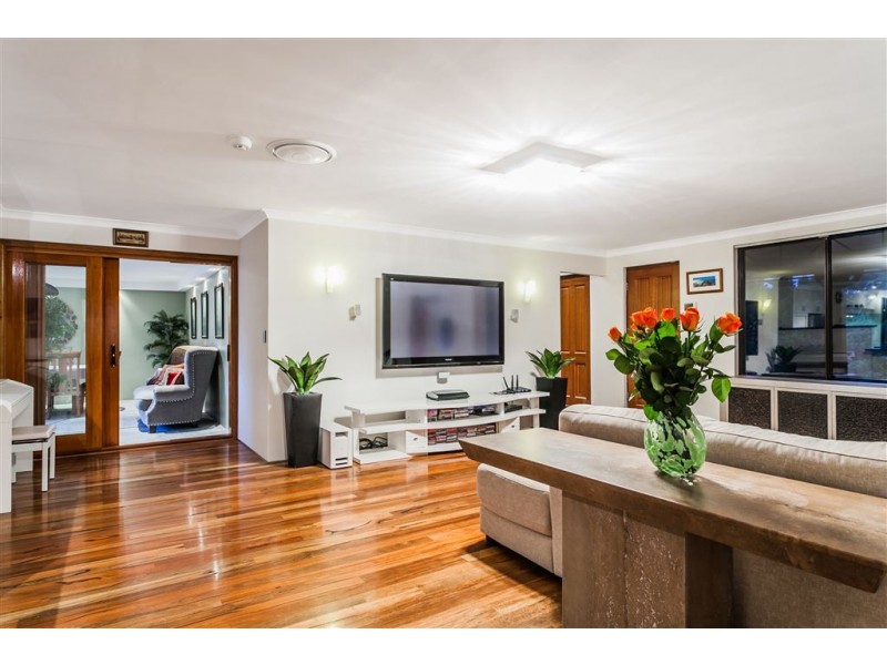 18 Sutherland Cr, Winthrop WA 6150