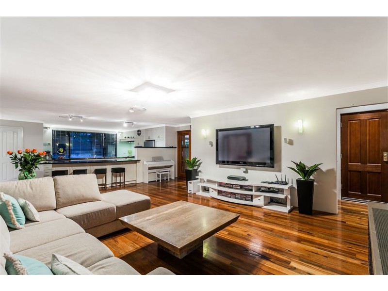 18 Sutherland Cr, Winthrop WA 6150