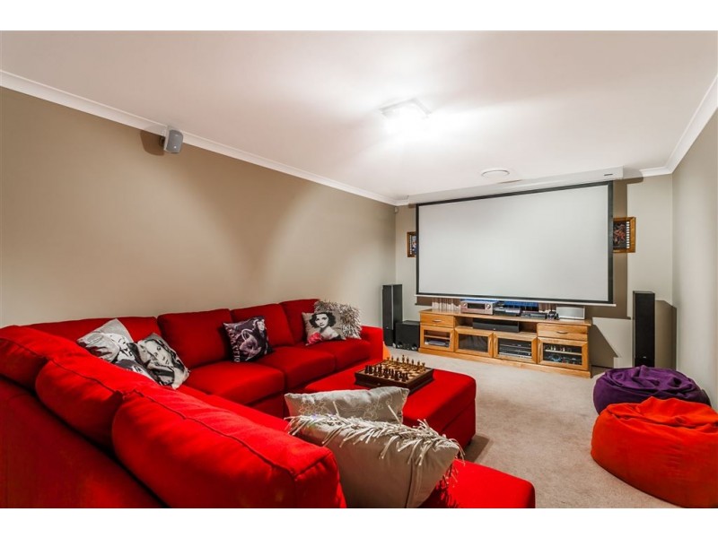 18 Sutherland Cr, Winthrop WA 6150