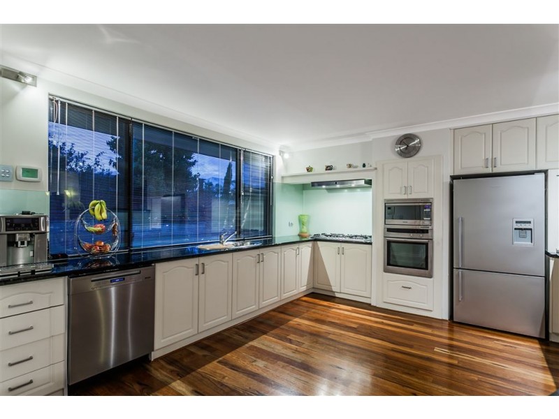 18 Sutherland Cr, Winthrop WA 6150