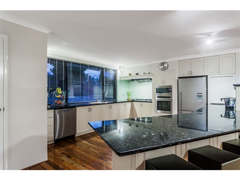 18 Sutherland Cr, Winthrop WA 6150