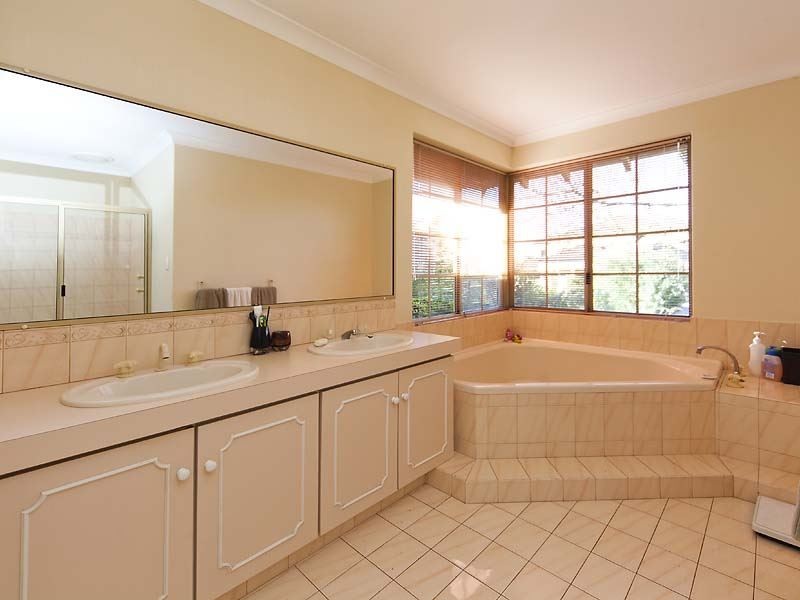 11 Parker Place, Winthrop WA 6150