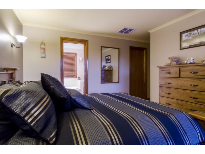 2 Devonshire Cres, Old Reynella SA 5161