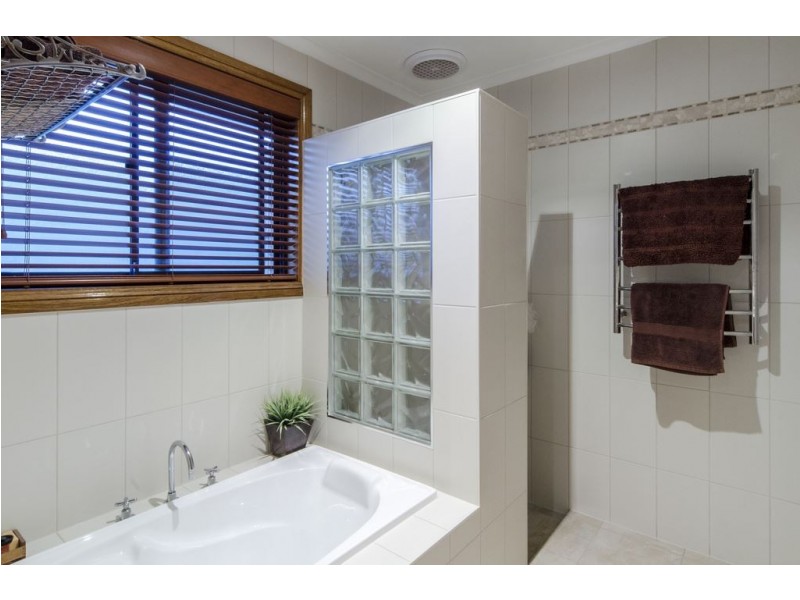 2 Devonshire Cres, Old Reynella SA 5161