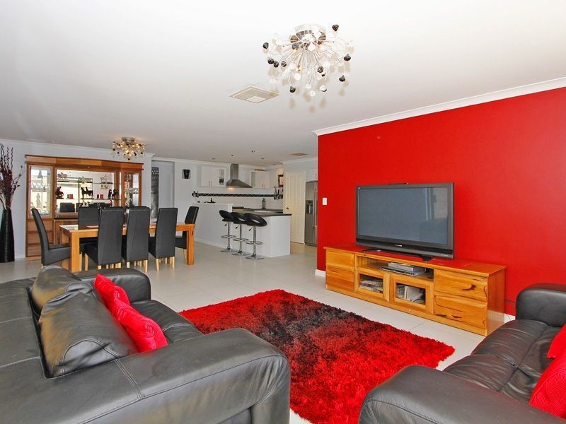 9 Elmhurst Drive, Clarkson WA 6030