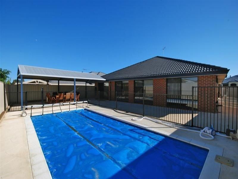 200 Golf Links  Drive, Carramar WA 6031