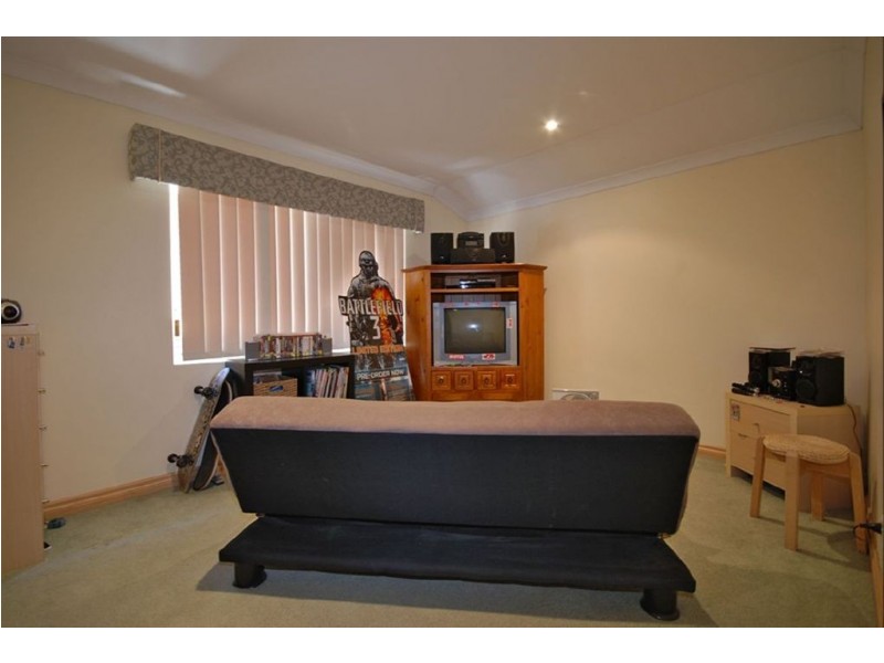 10 Stradbroke Gardens, Ridgewood WA 6030