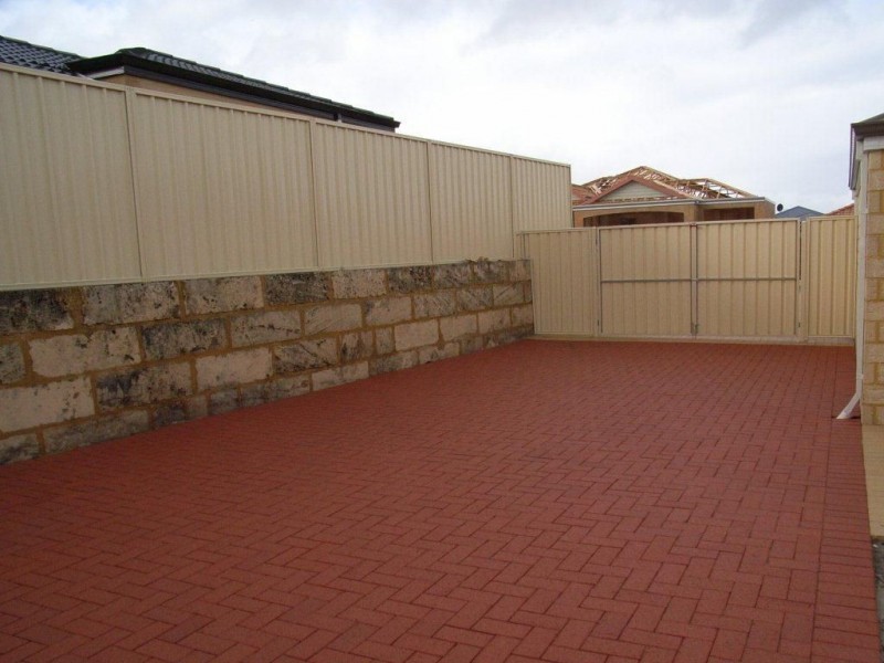 11 Westwood Meander, Carramar WA 6031