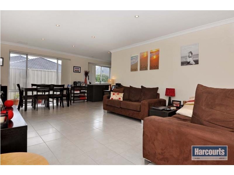 7B Paris Gardens, Hocking WA 6065