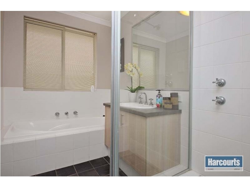 7B Paris Gardens, Hocking WA 6065