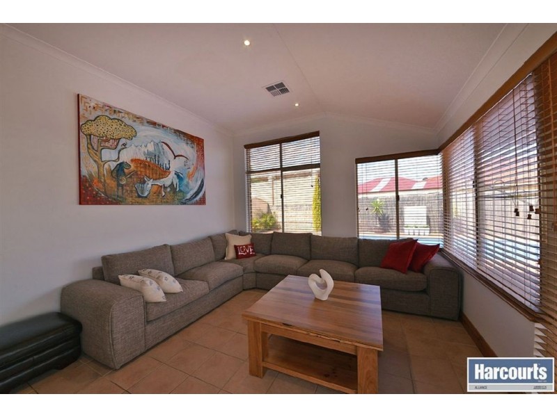 12 Whitecliffe Square, Iluka WA 6028