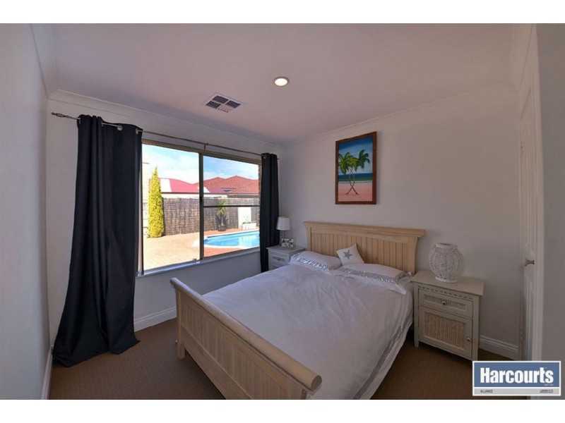 12 Whitecliffe Square, Iluka WA 6028