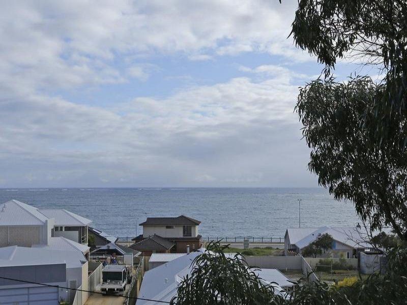 16 Hazel Avenue, Quinns Rocks WA 6030