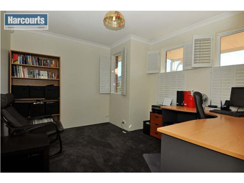 8 Chalgrave Crescent, The Vines WA 6069