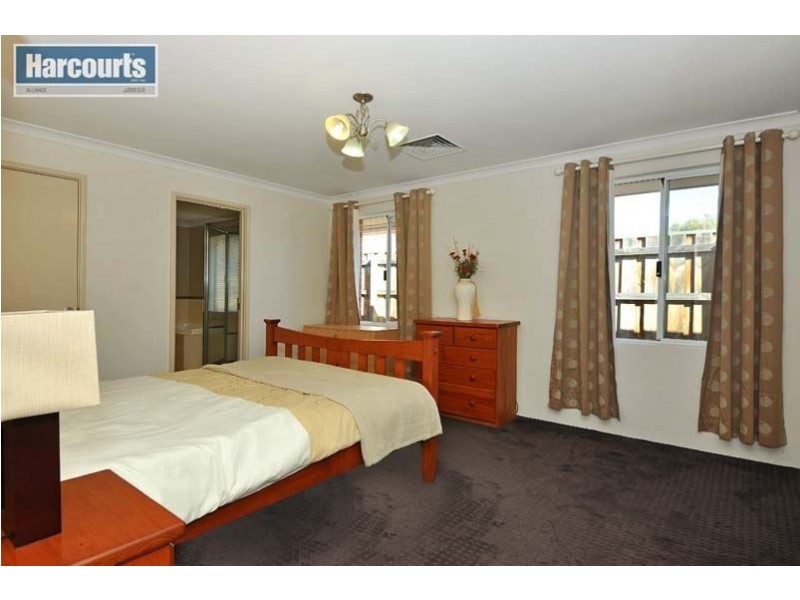 8 Chalgrave Crescent, The Vines WA 6069