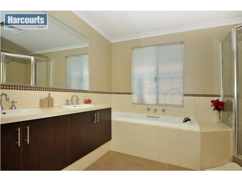 8 Chalgrave Crescent, The Vines WA 6069