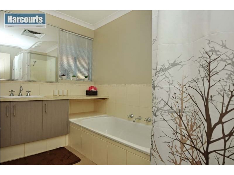 8 Chalgrave Crescent, The Vines WA 6069