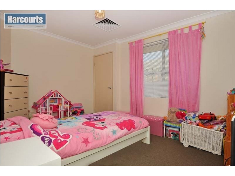 8 Chalgrave Crescent, The Vines WA 6069