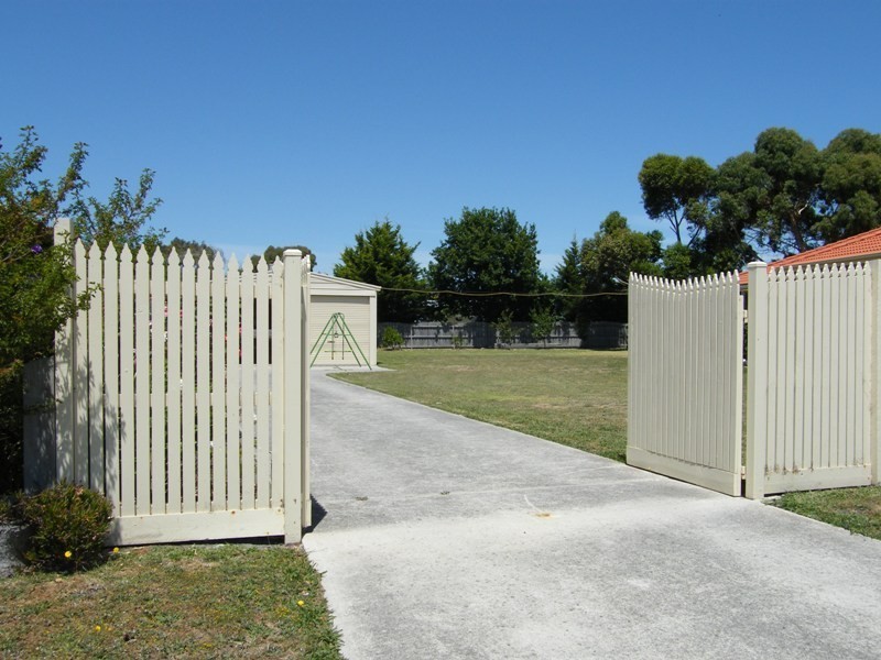 8 Heather Grove, Inverloch VIC 3996