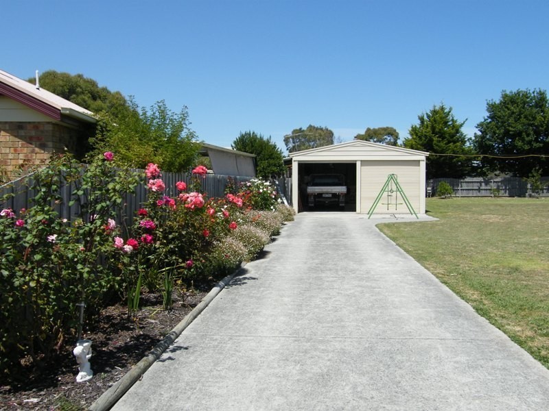 8 Heather Grove, Inverloch VIC 3996
