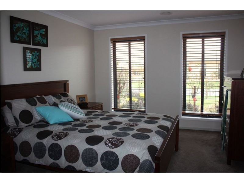 12 Surrey Place, Inverloch VIC 3996