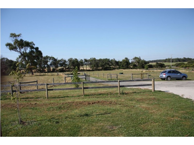 735 Lynnes Road, Wattle Bank VIC 3995