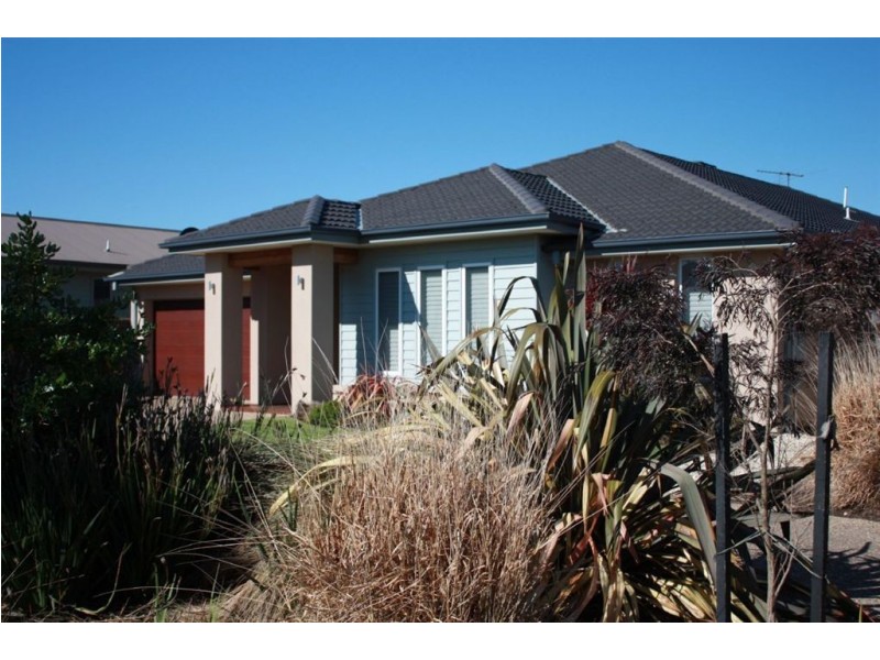 8 Blue Water Place, Inverloch VIC 3996