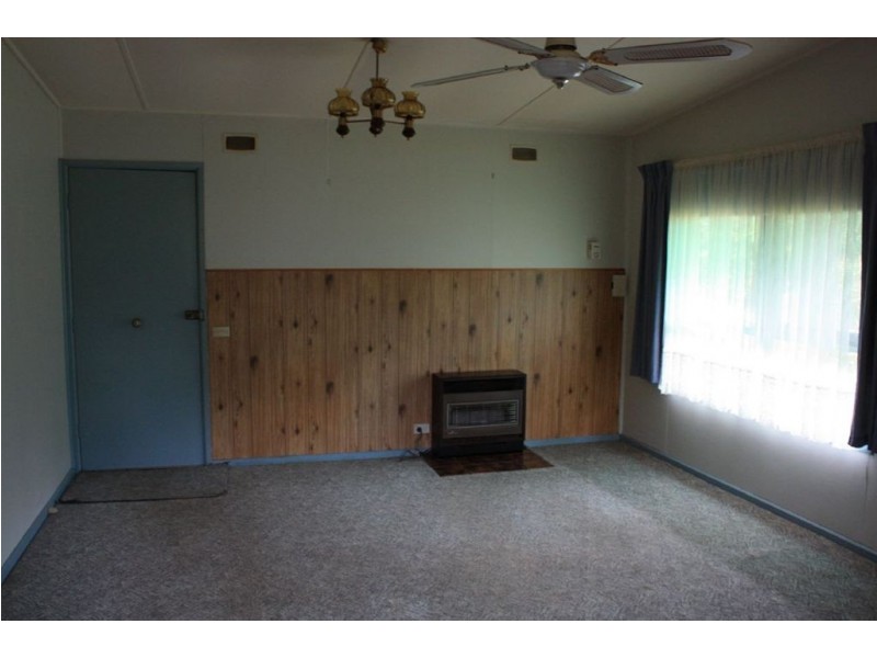 8 Wallace Avenue, Inverloch VIC 3996