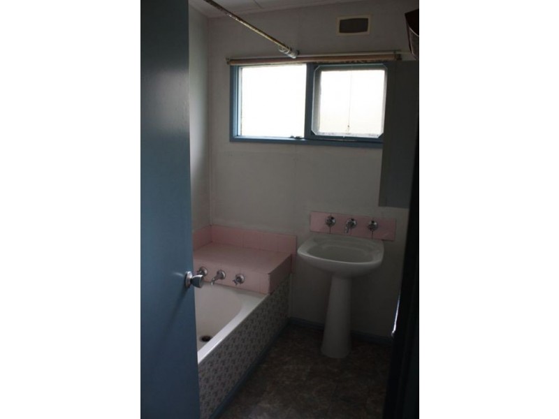 8 Wallace Avenue, Inverloch VIC 3996