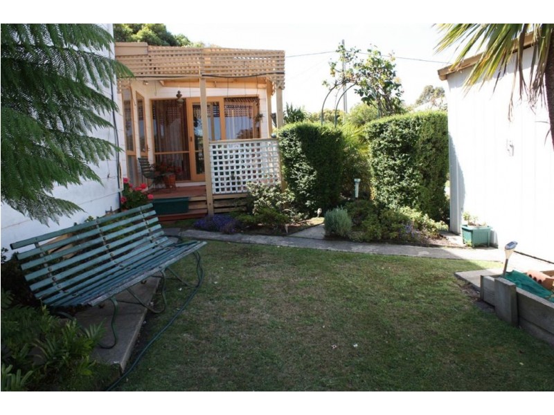 10 Gordon Avenue, Inverloch VIC 3996