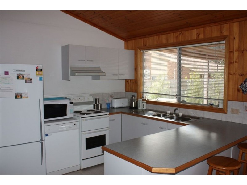 16 Leicester Square, Inverloch VIC 3996