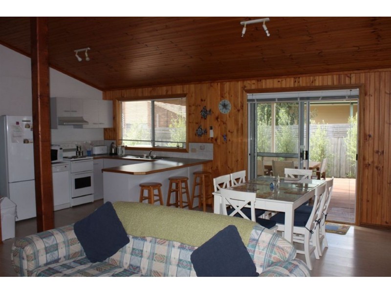 16 Leicester Square, Inverloch VIC 3996