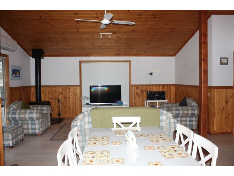 16 Leicester Square, Inverloch VIC 3996